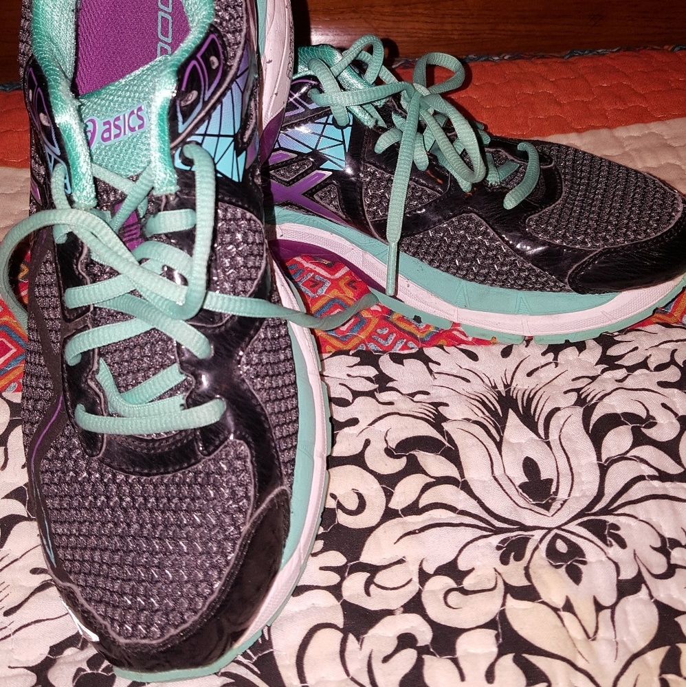 Tennis shoes